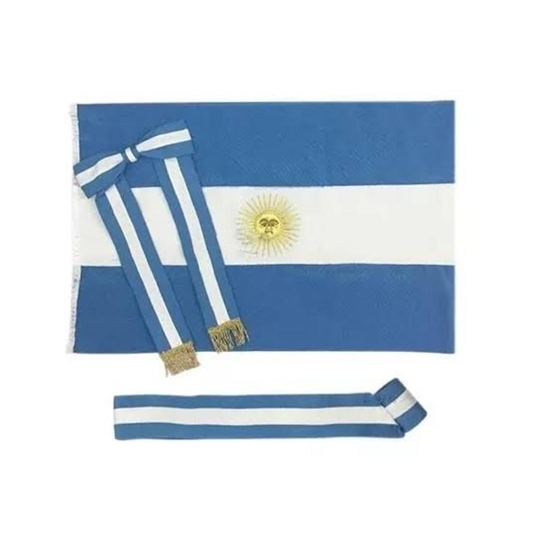 SET DE CEREMONIA ARGENTINA EMBLEMAS ARG. (BANDERA, MOÑO, TAHALI)